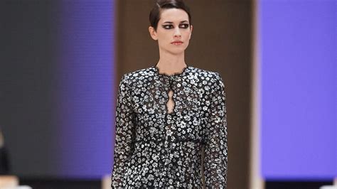 vestito chanel fiori ricamati|RICAMO FLOREALE SFILATA HAUTE COUTURE AUTUNNO .